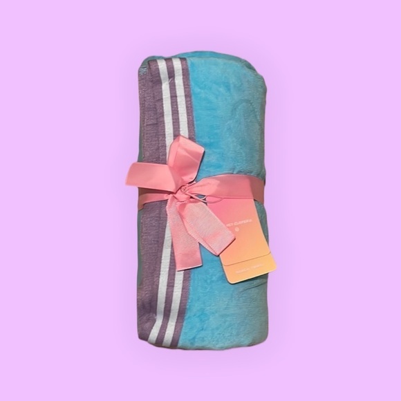 Stony Clover Lane X Target Beach Towel New - Picture 1 of 3
